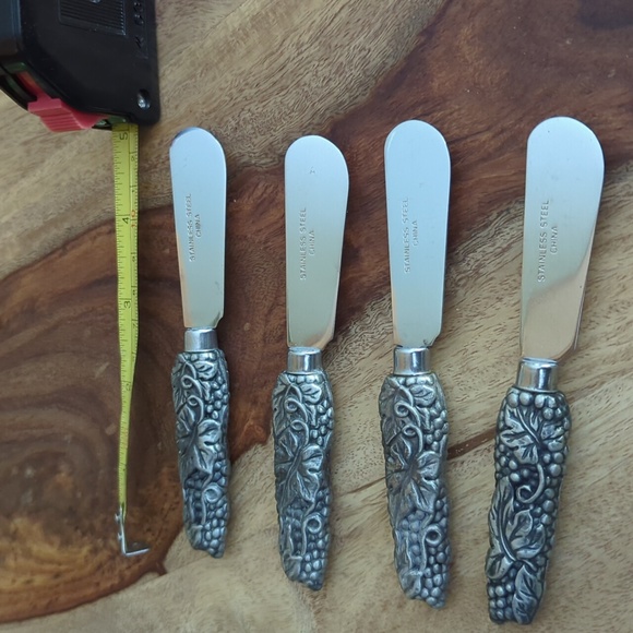 Set of 4 Pewter Grape Vine Handle Spreaders - Picture 4 of 4
